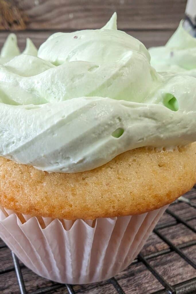 pistachio frosted cupcakes